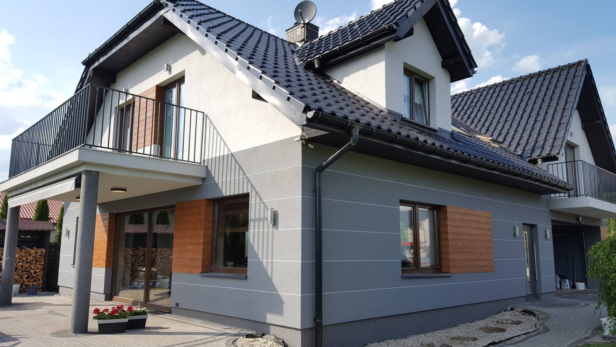 Nowoczesna elewacja domu jednorodzinnego w kolorze grafitowym i białym