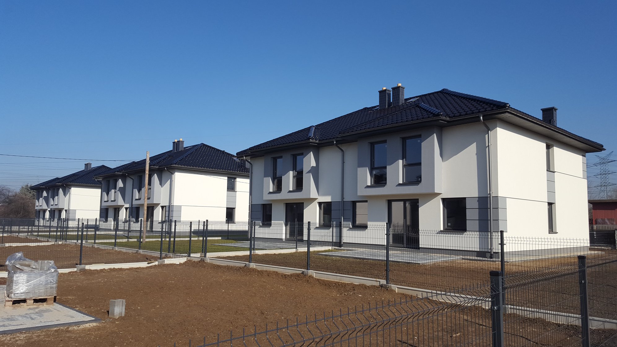 Fachowiec wykonujący docieplenie elewacji